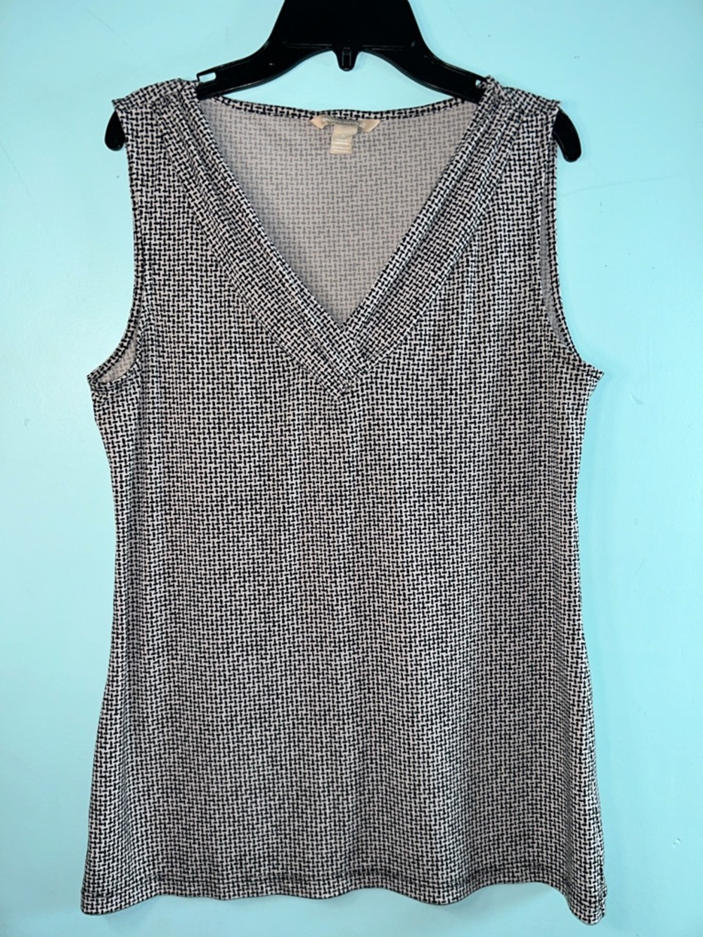 Banana Republic Black & White V-Neck Sleeveless Knit Top